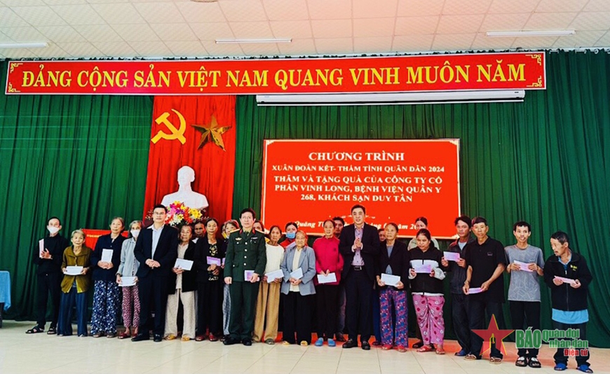 Bệnh viện Quân y 268 trao quà Tết tặng các gia đình trên địa bàn đóng quân
